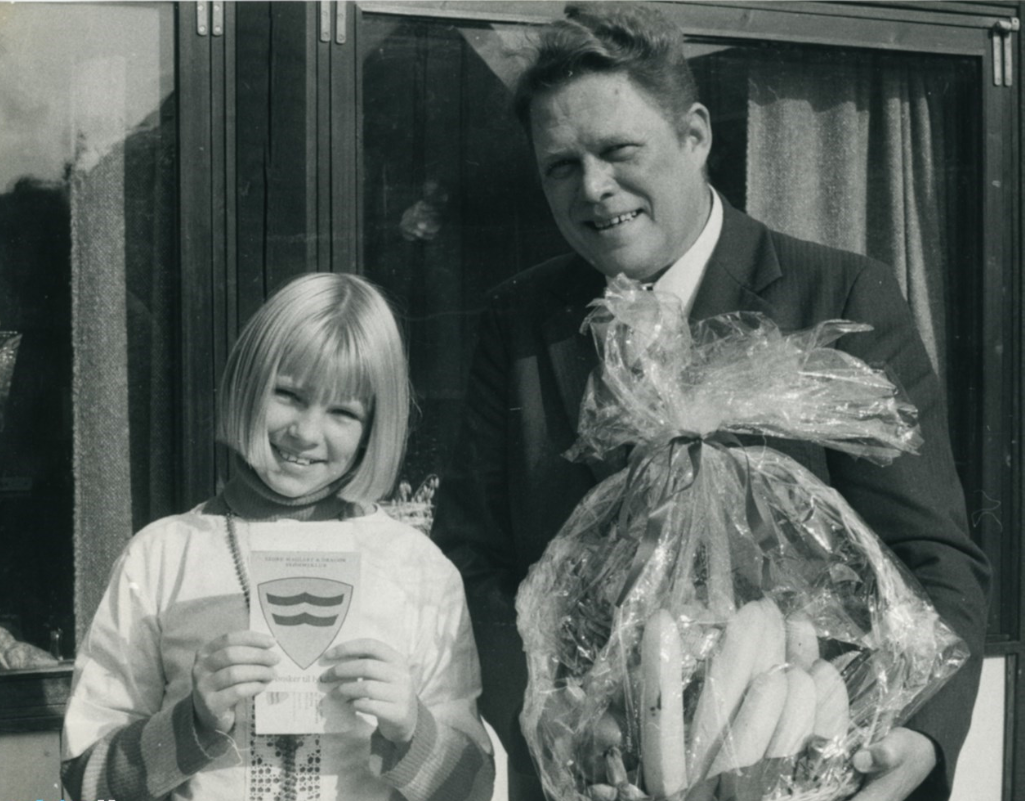 Svømmeklubbens medlem nr. 1.000 Susanne Nielsen bliver i 1975  fejret af formand Tage Welander. (Arkiv.dk).