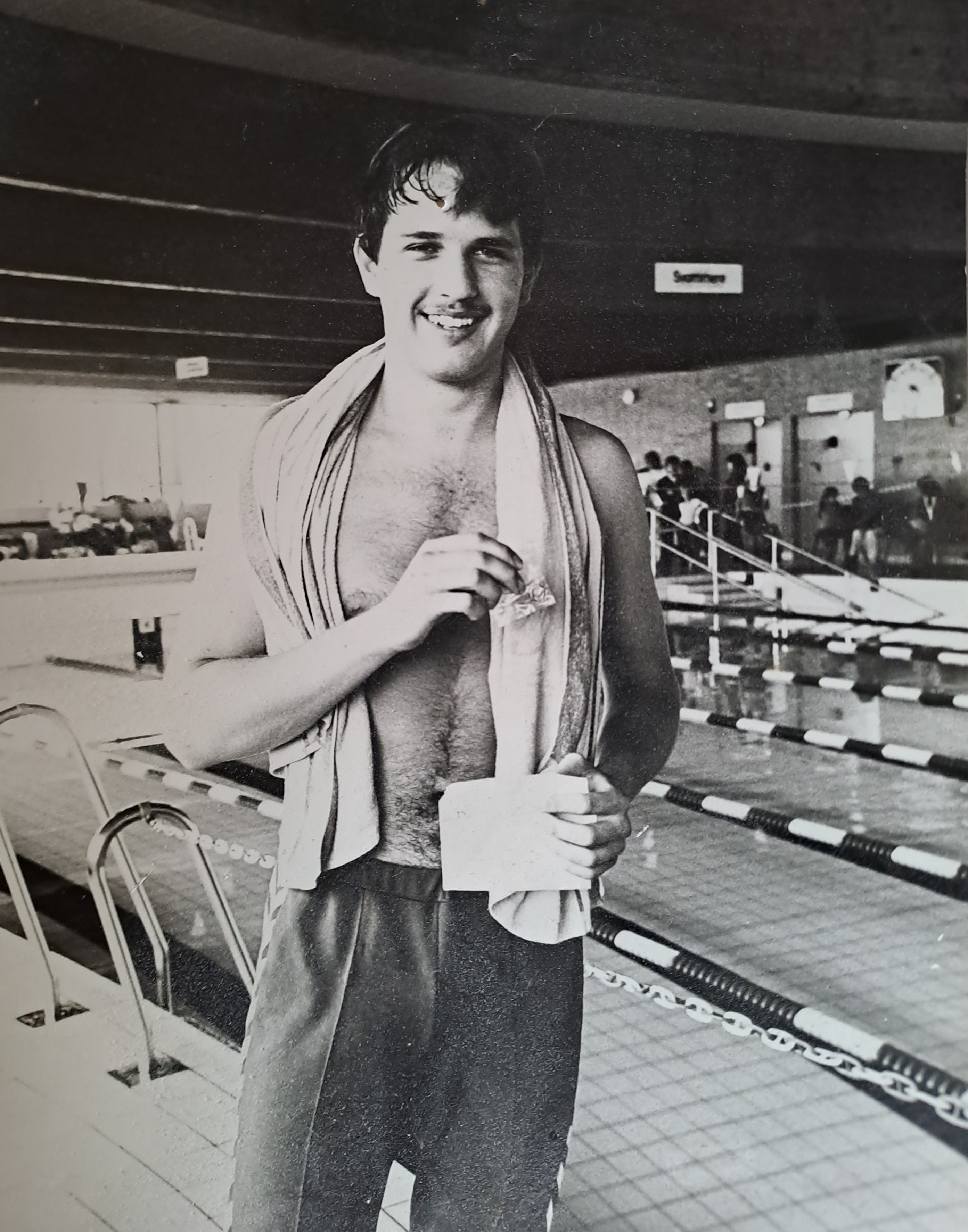 Forfatteren modtager svømmenål i svømmehallen fra ca. 1981 (Eget foto - Peter Tversted)