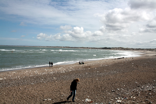 Folk på stranden i Klitmøller