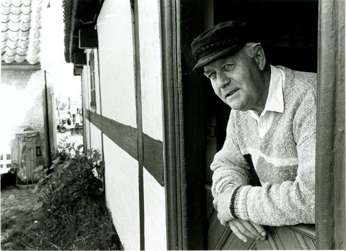 1981- Peter Aagaard som kustode på Dragør Museum. (Fotograf Dirch Jansen, Historisk arkiv).