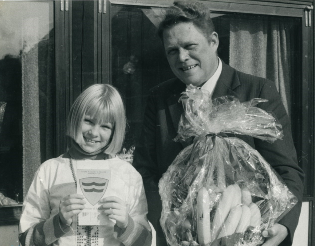 Svømmeklubbens medlem nr. 1.000 Susanne Nielsen bliver i 1975 fejret af formand Tage Welander. (Arkiv.dk).